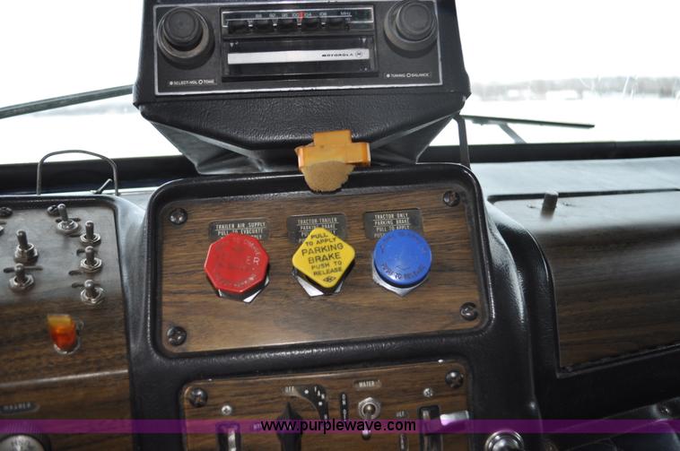 image for item C3326 1976 White Freightliner 10464 semi truck