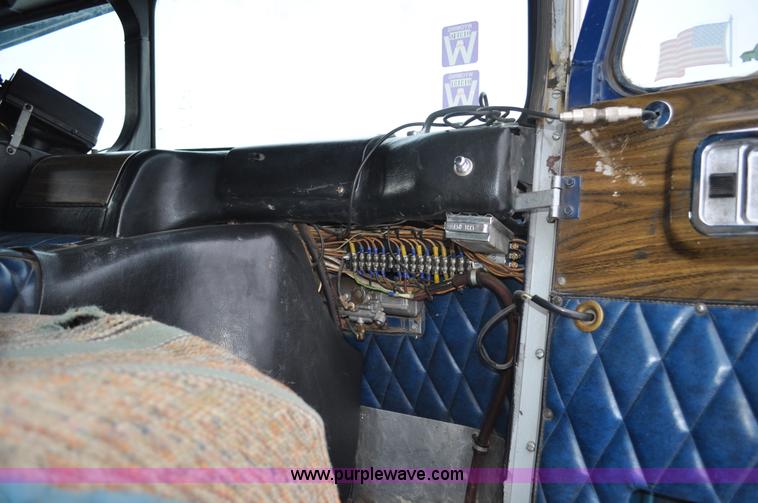 image for item C3326 1976 White Freightliner 10464 semi truck