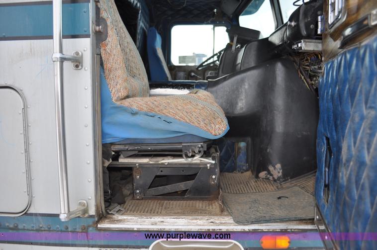 image for item C3326 1976 White Freightliner 10464 semi truck