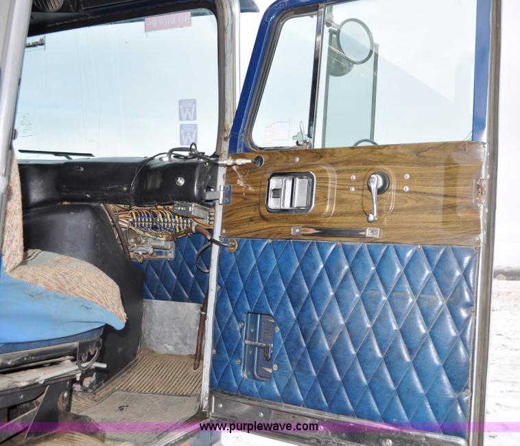 image for item C3326 1976 White Freightliner 10464 semi truck