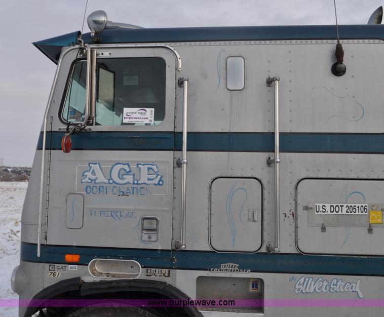 image for item C3326 1976 White Freightliner 10464 semi truck
