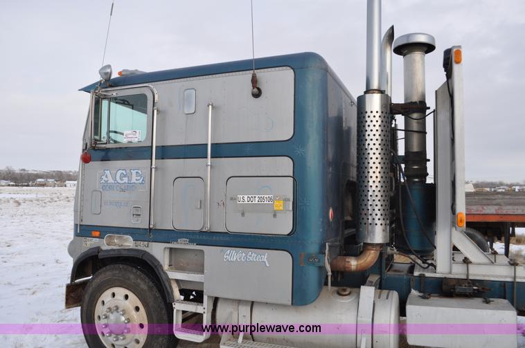 image for item C3326 1976 White Freightliner 10464 semi truck