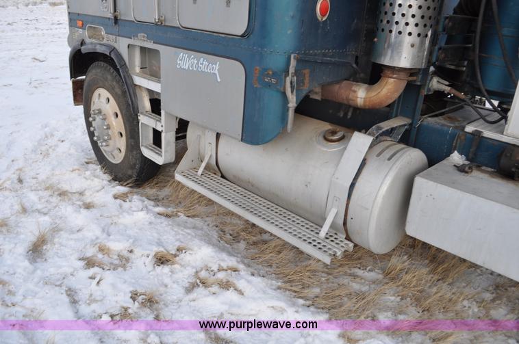 image for item C3326 1976 White Freightliner 10464 semi truck