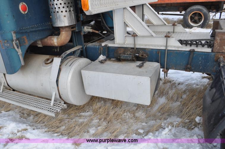 image for item C3326 1976 White Freightliner 10464 semi truck