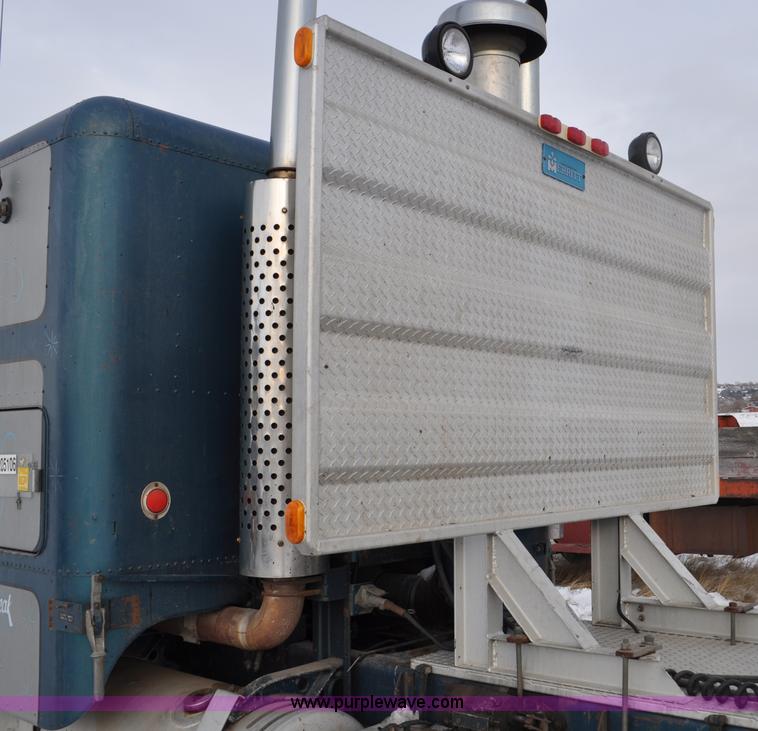 image for item C3326 1976 White Freightliner 10464 semi truck