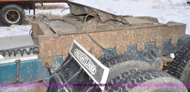 image for item C3326 1976 White Freightliner 10464 semi truck