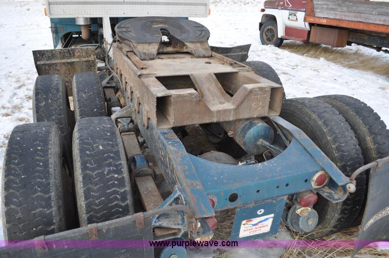 image for item C3326 1976 White Freightliner 10464 semi truck
