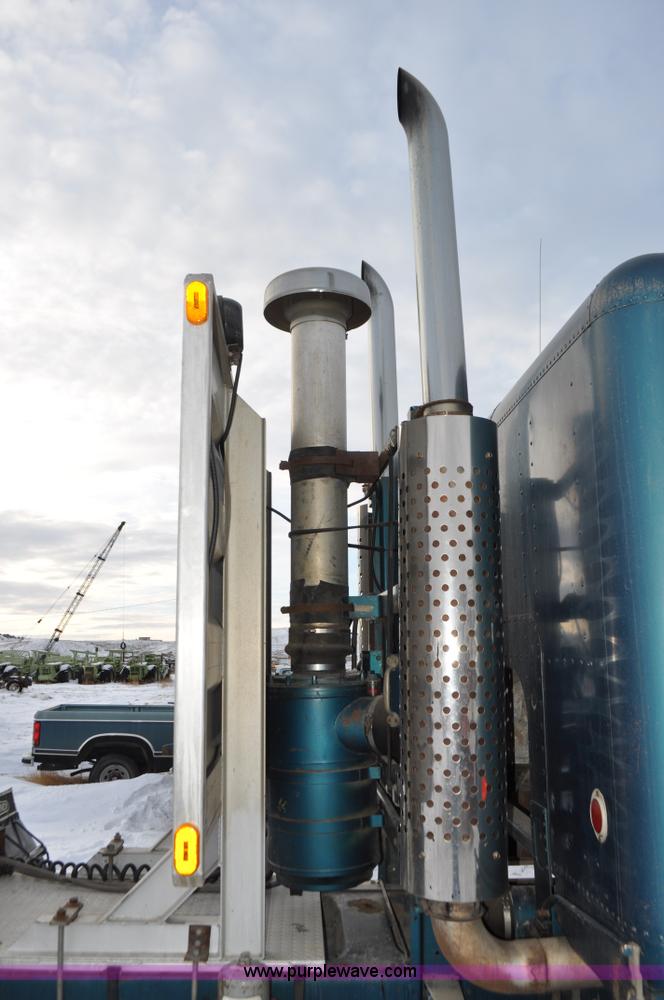 image for item C3326 1976 White Freightliner 10464 semi truck