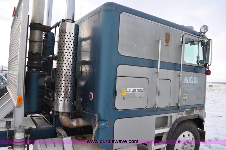 image for item C3326 1976 White Freightliner 10464 semi truck