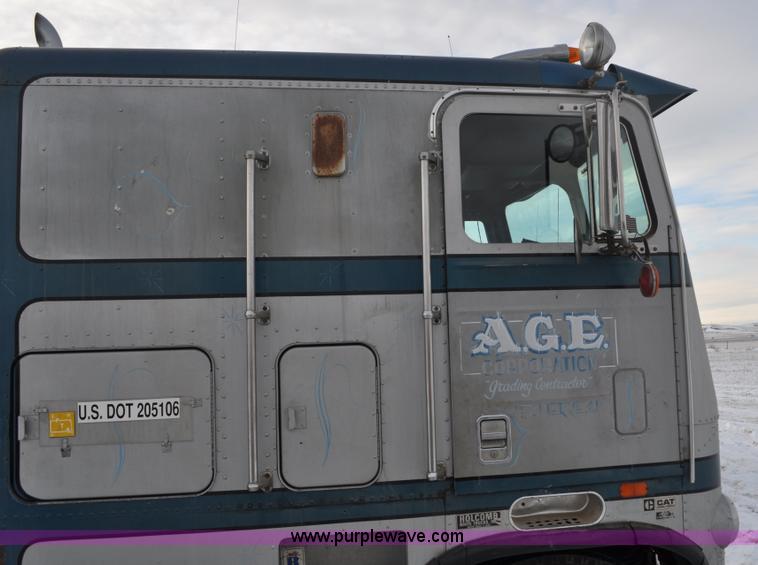 image for item C3326 1976 White Freightliner 10464 semi truck