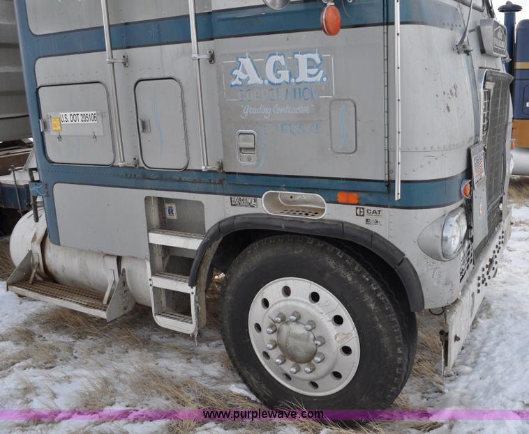 image for item C3326 1976 White Freightliner 10464 semi truck