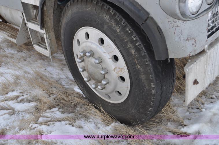 image for item C3326 1976 White Freightliner 10464 semi truck