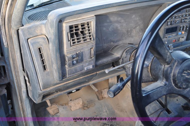 image for item C3336 1989 Chevrolet Scottsdale 2500 pickup truck