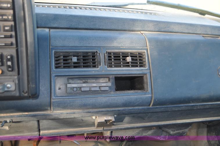 image for item C3336 1989 Chevrolet Scottsdale 2500 pickup truck