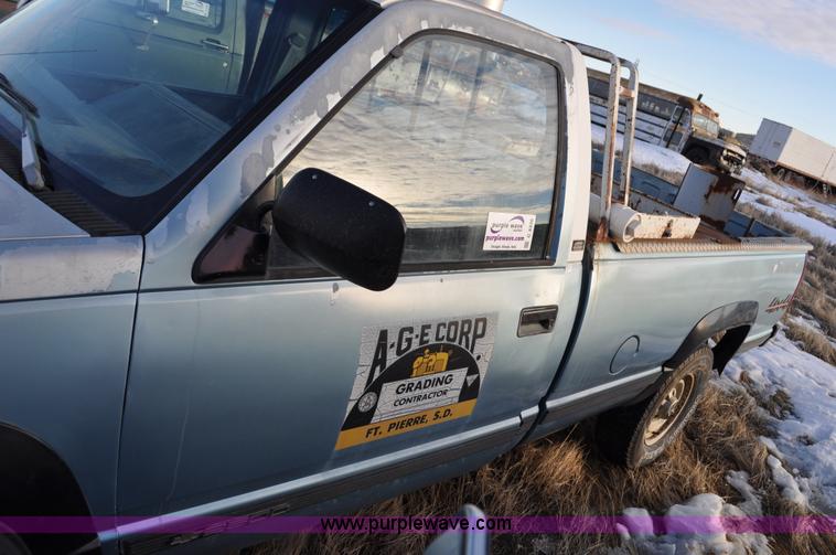 image for item C3336 1989 Chevrolet Scottsdale 2500 pickup truck