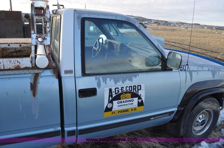 image for item C3336 1989 Chevrolet Scottsdale 2500 pickup truck