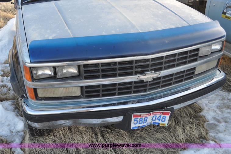 image for item C3336 1989 Chevrolet Scottsdale 2500 pickup truck