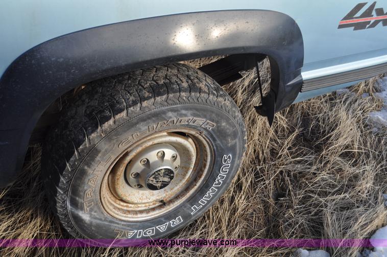 image for item C3336 1989 Chevrolet Scottsdale 2500 pickup truck