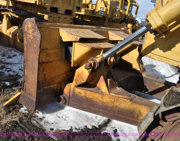 image for item C3340 1976 Caterpillar D9H dozer