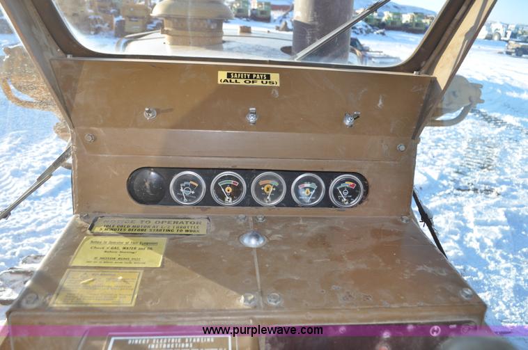 image for item C3340 1976 Caterpillar D9H dozer