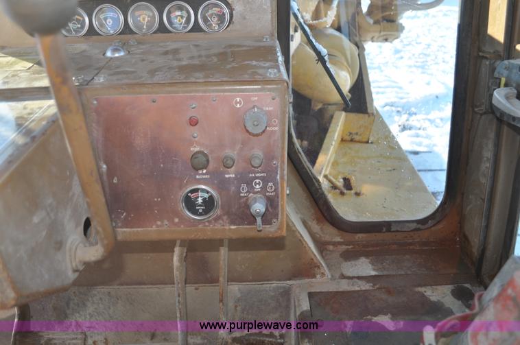 image for item C3340 1976 Caterpillar D9H dozer