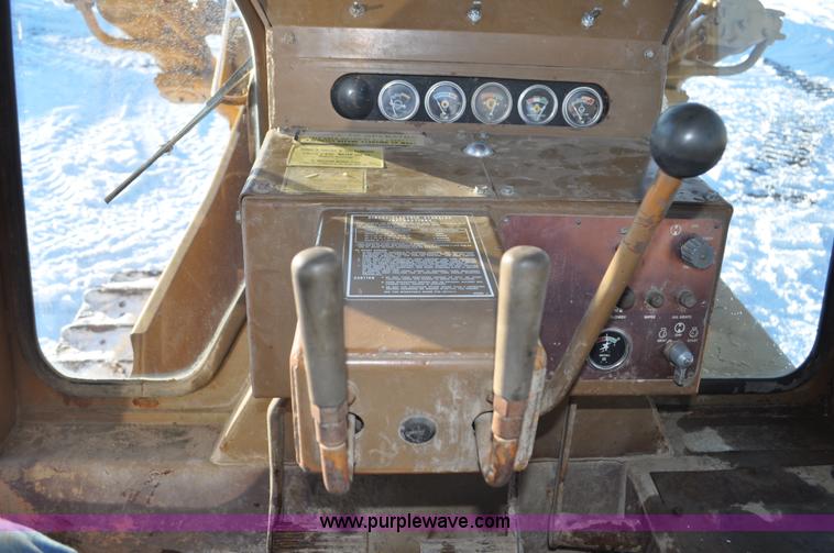 image for item C3340 1976 Caterpillar D9H dozer