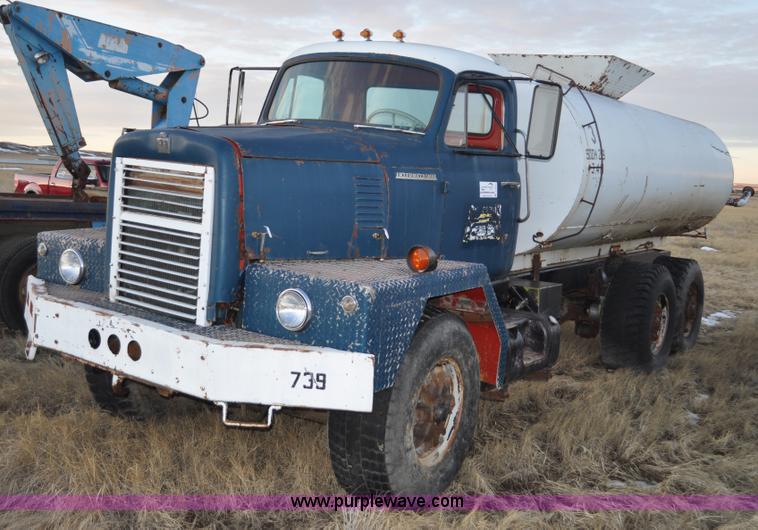 image for item C3343 1965 IHC M 623CBE water truck