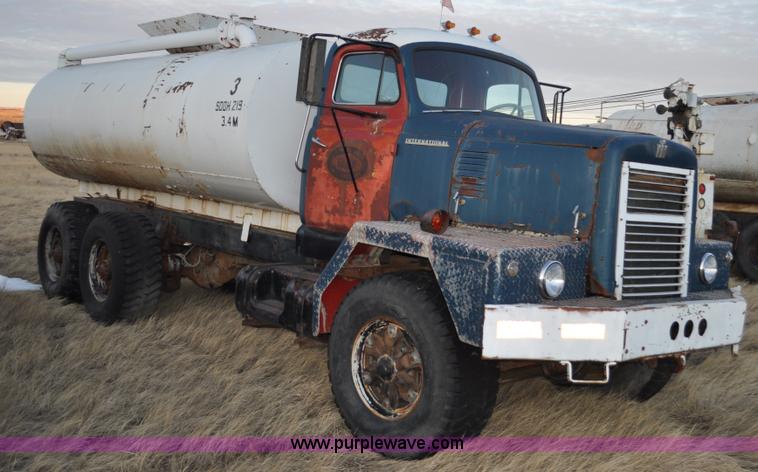 image for item C3343 1965 IHC M 623CBE water truck