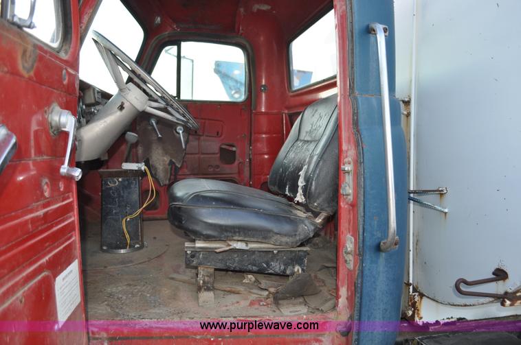 image for item C3343 1965 IHC M 623CBE water truck