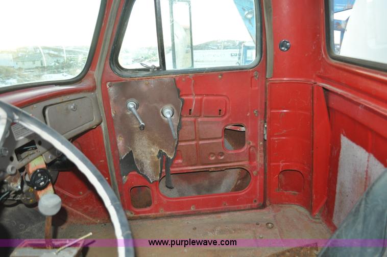 image for item C3343 1965 IHC M 623CBE water truck