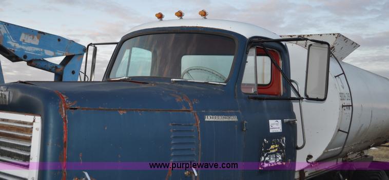 image for item C3343 1965 IHC M 623CBE water truck