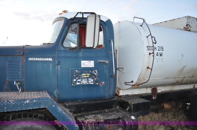 image for item C3343 1965 IHC M 623CBE water truck