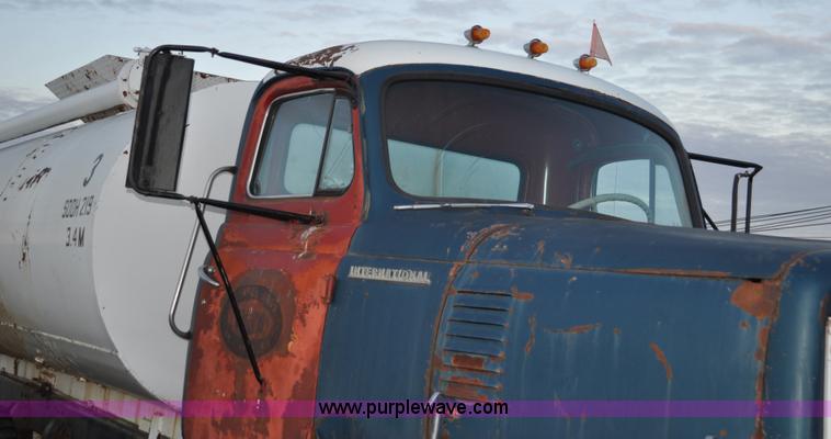 image for item C3343 1965 IHC M 623CBE water truck