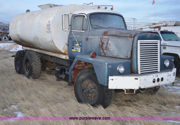 image for item C3345 1965 IHC M 623CBE water truck
