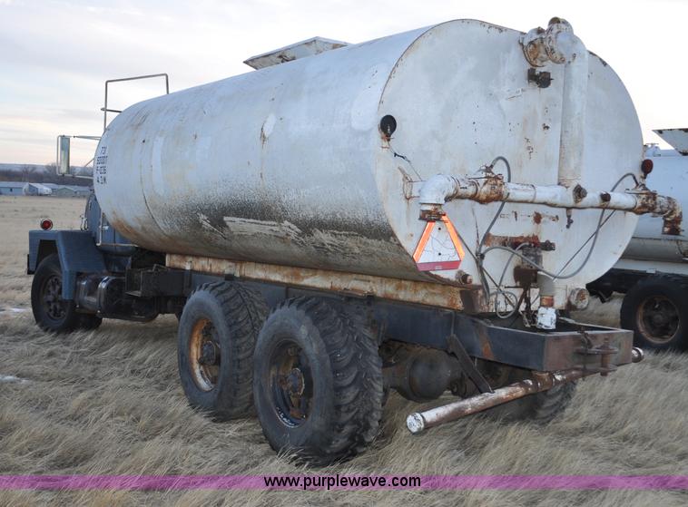 image for item C3345 1965 IHC M 623CBE water truck