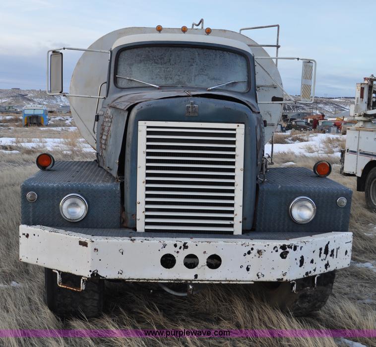 image for item C3345 1965 IHC M 623CBE water truck