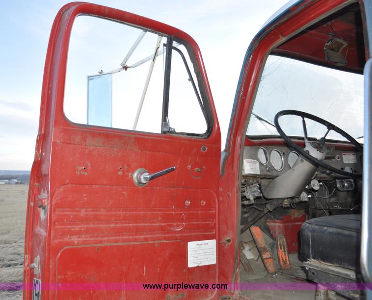 image for item C3345 1965 IHC M 623CBE water truck