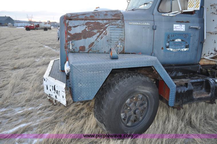 image for item C3345 1965 IHC M 623CBE water truck