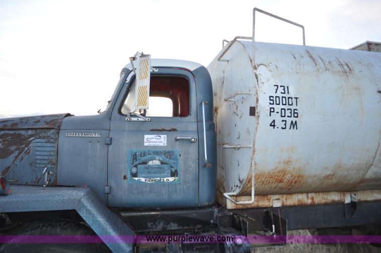 image for item C3345 1965 IHC M 623CBE water truck