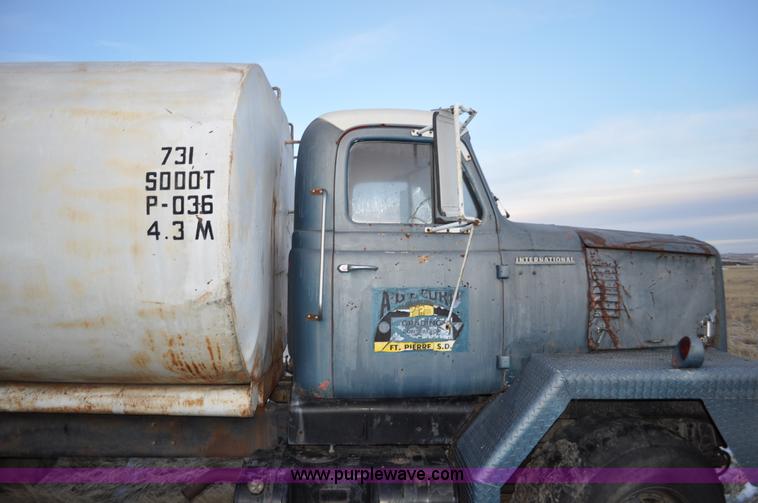 image for item C3345 1965 IHC M 623CBE water truck