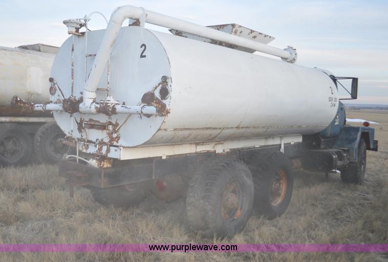 image for item C3346 1965 IHC M 623CBE water truck