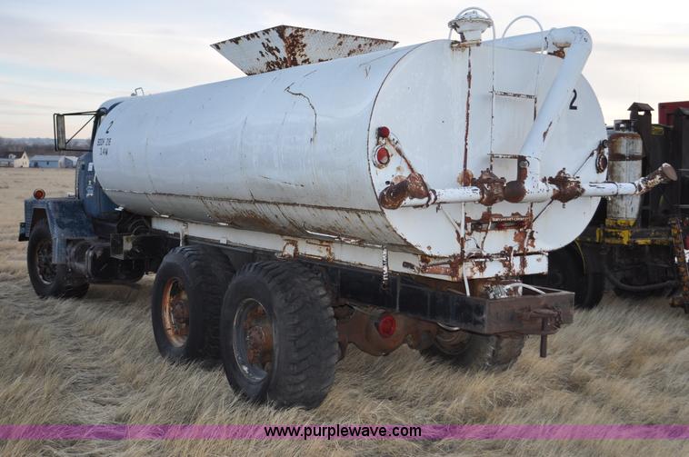 image for item C3346 1965 IHC M 623CBE water truck