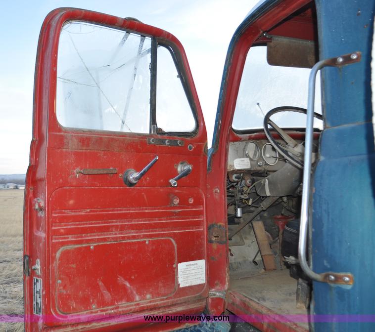 image for item C3346 1965 IHC M 623CBE water truck