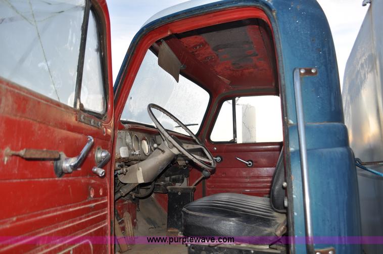 image for item C3346 1965 IHC M 623CBE water truck