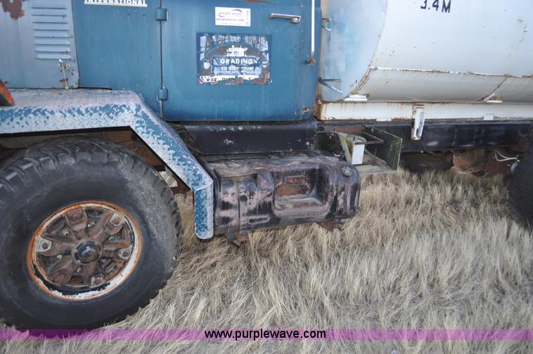 image for item C3346 1965 IHC M 623CBE water truck