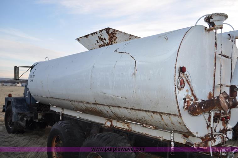 image for item C3346 1965 IHC M 623CBE water truck