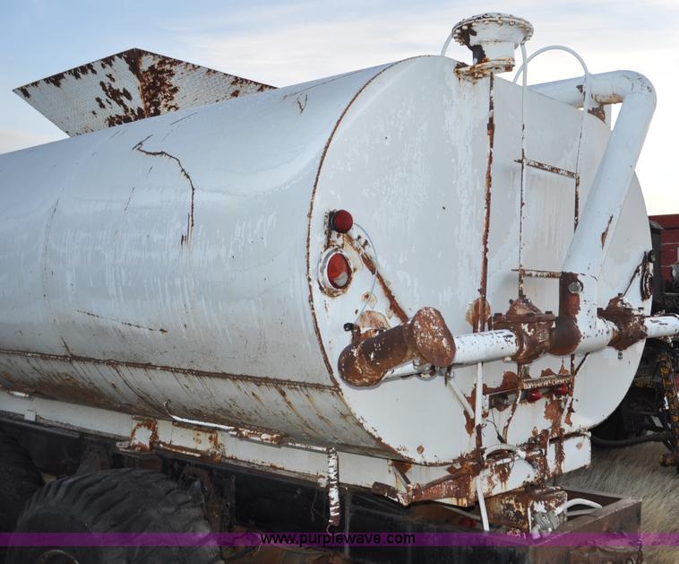 image for item C3346 1965 IHC M 623CBE water truck