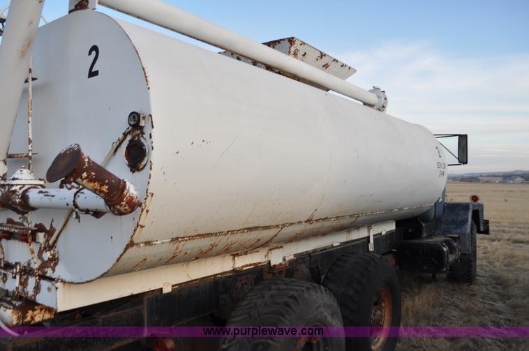 image for item C3346 1965 IHC M 623CBE water truck