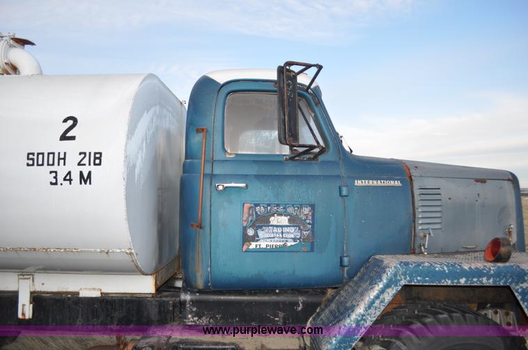 image for item C3346 1965 IHC M 623CBE water truck