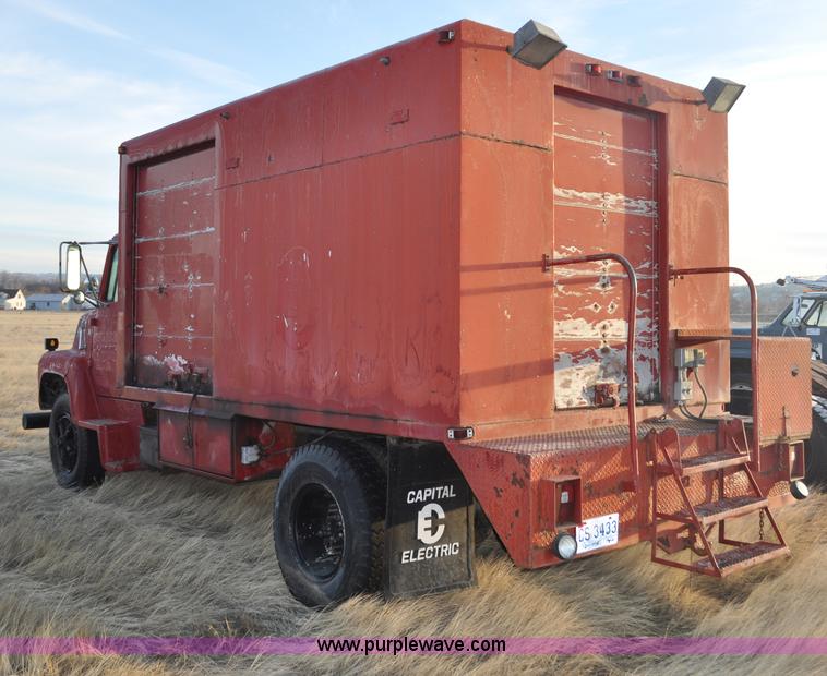 image for item C3348 1979 Ford 7000 oil service truck